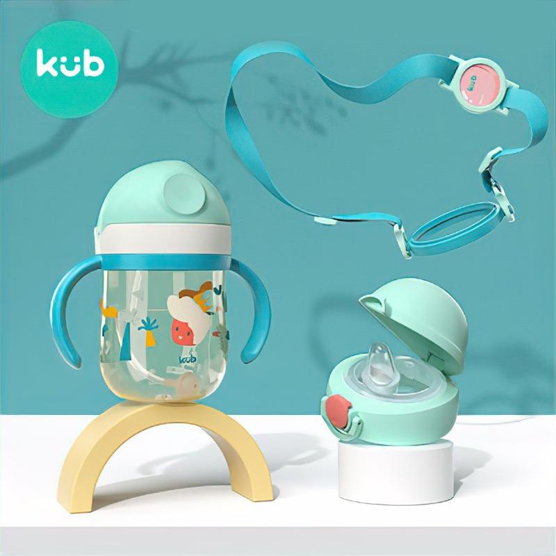 كوب شرب مع مصاصة لون أزرق