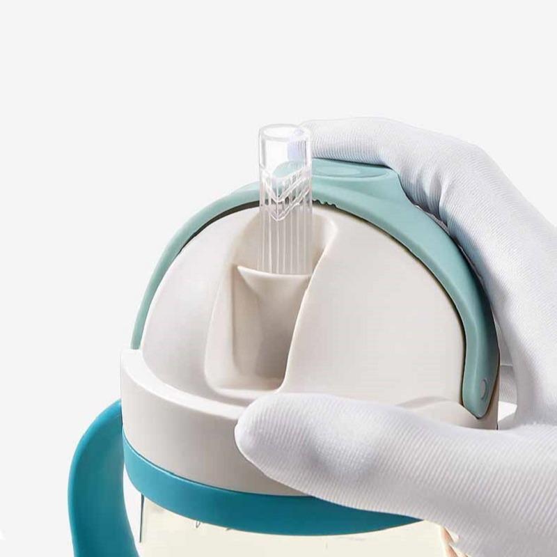 كوب شرب مع مصاصة لون أزرق