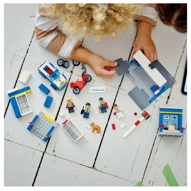 LEGO City Police Station Chase Building Toy Set - 172 Pcs