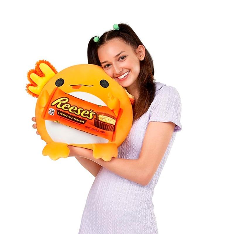 سناكيلز ميديم - دمية سمكة أكسولوت تحمل حلوى ريسيز القطيفة