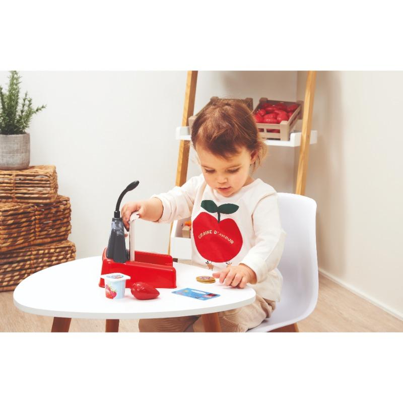 عربة سوبرماركت مع ماكينة تسجيل النقود.