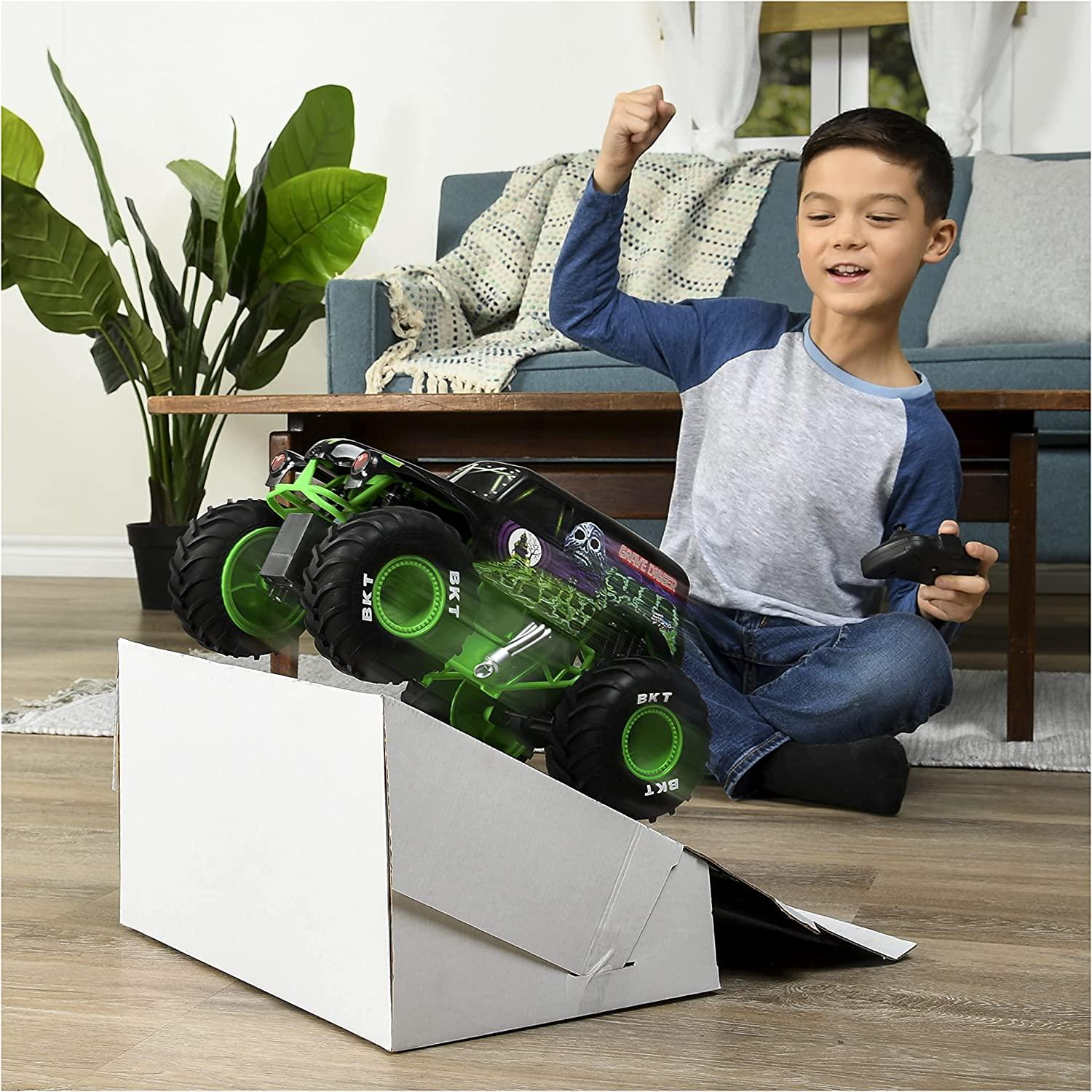 مونستر جام - سيارة جريف ديجر بجهاز تحكم عن بعد لون أخضر