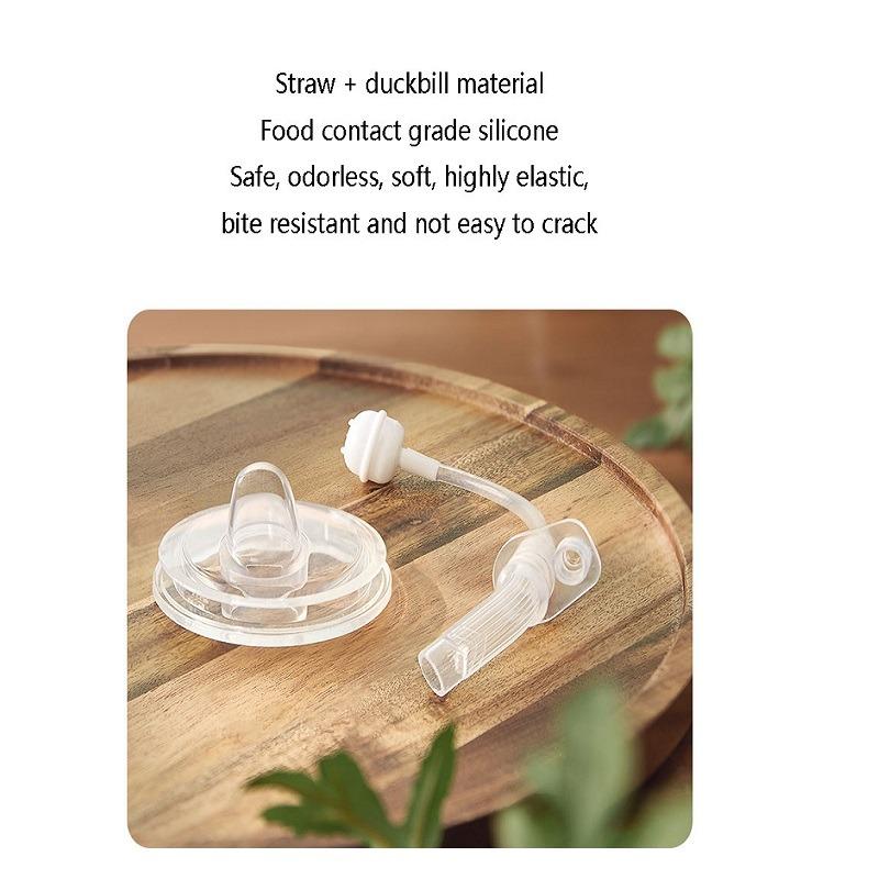 كوب شرب مع مصاصة لون أزرق