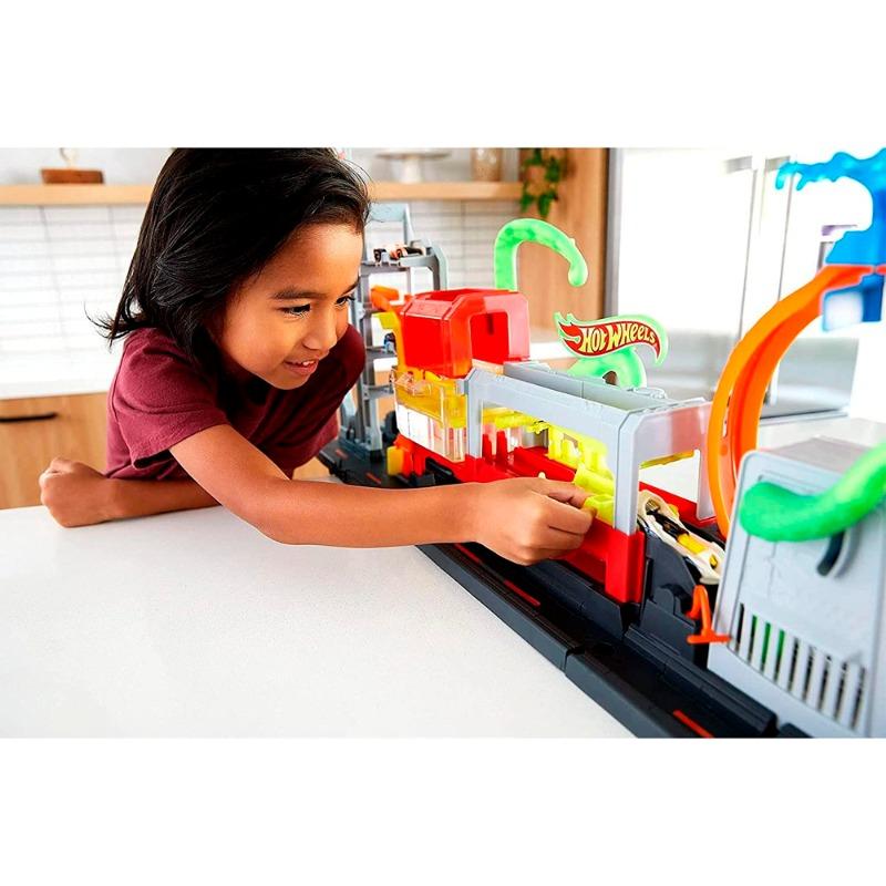 Hot Wheels Ultimate Octo Car Wash Playset with Color Reveal