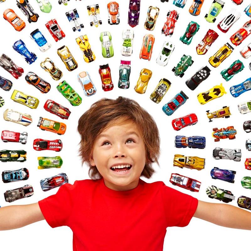Hot Wheels Basic 5-Pack Die-Cast Toy Cars in 1:64 Scale (Styles & Colors May Vary)