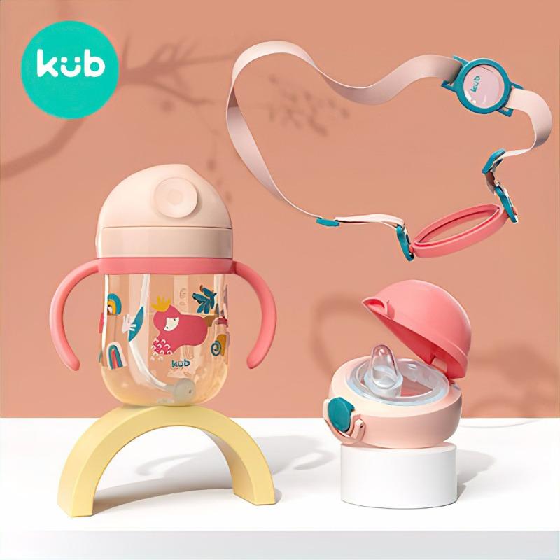 كوب شرب مع مصاصة لون وردي