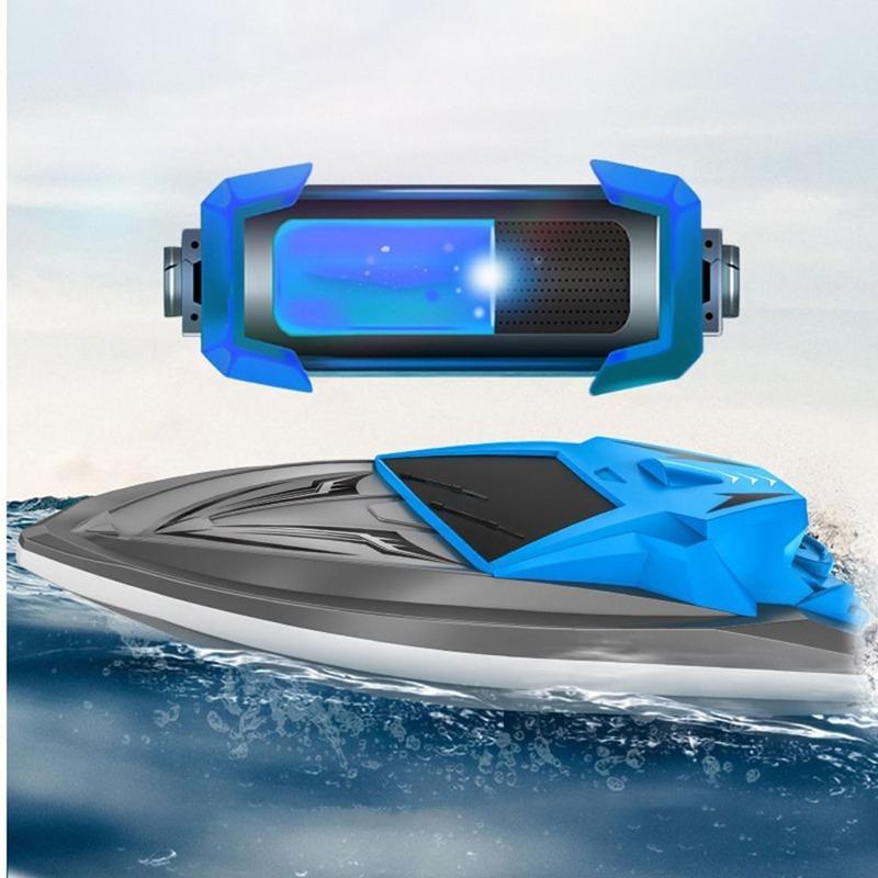 قارب عالي السرعة بجهاز تحكم عن بعد