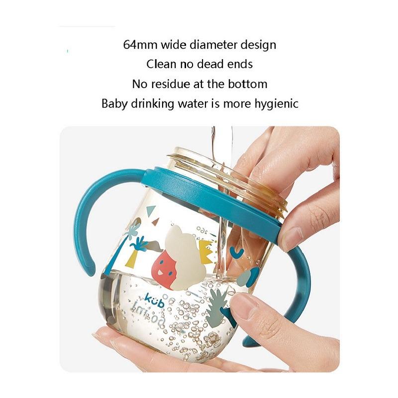 كوب شرب مع مصاصة لون أزرق