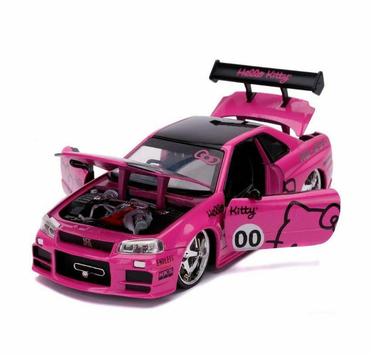 هيلو كيتي - سيارة نيسان موديل 2002 سكاي لاين مع شخصية