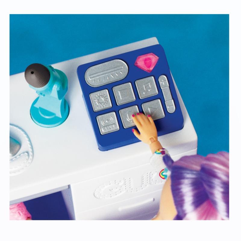 جلو أب جيرلز - مجموعة لعب أستوديو البث مع الدمية سادي