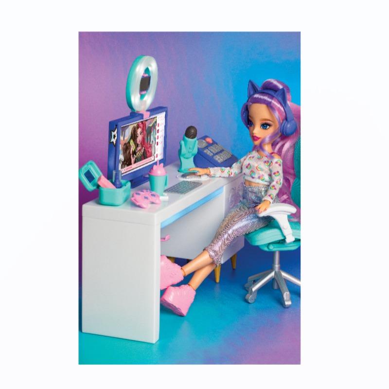 جلو أب جيرلز - مجموعة لعب أستوديو البث مع الدمية سادي