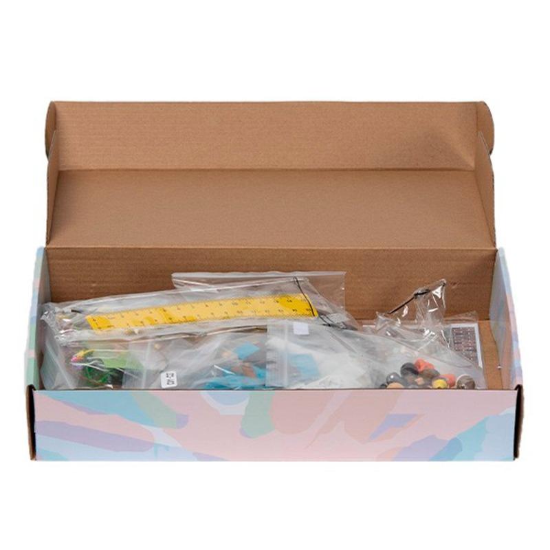 مقهى خشبي صغير مضيء