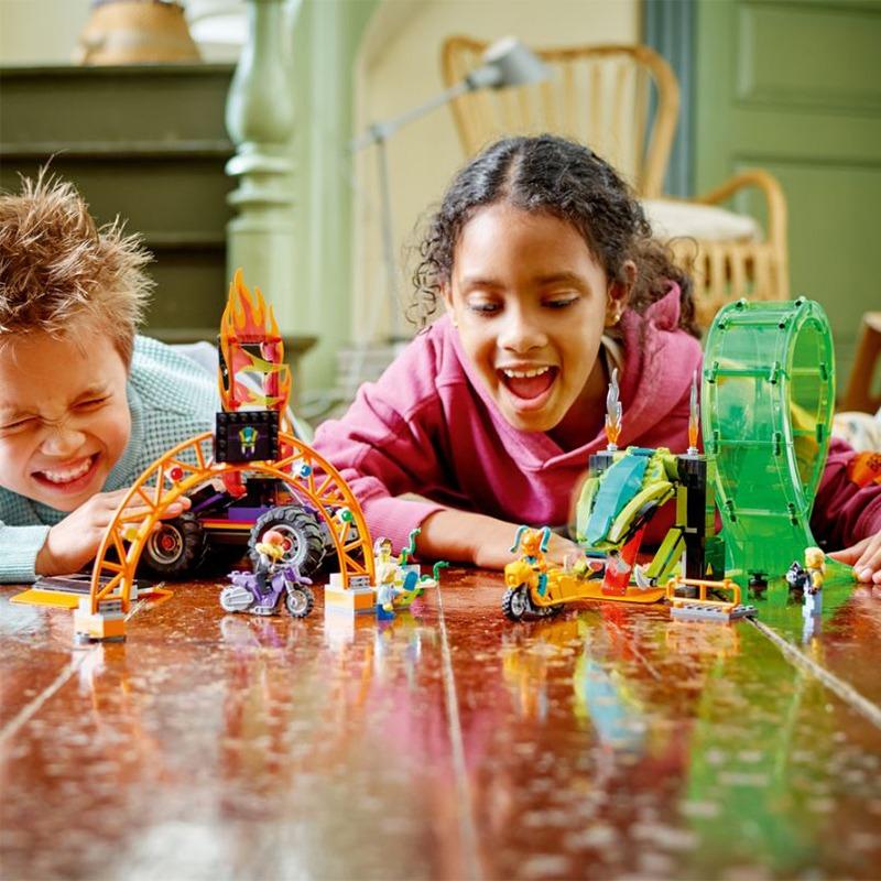 ليجو سيتي - مجموعة بناء مسار السيارات أرينا المزدوج 60339