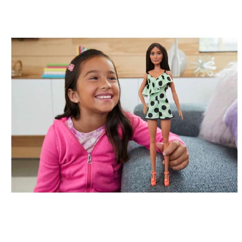باربي - دمية فاشنيستز مع شعر بني طويل وفستان منقط