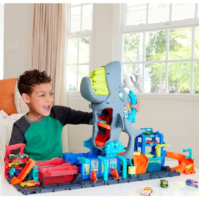 Hot Wheels Ultra Shark City Car Wash Game with Color Reveal Game