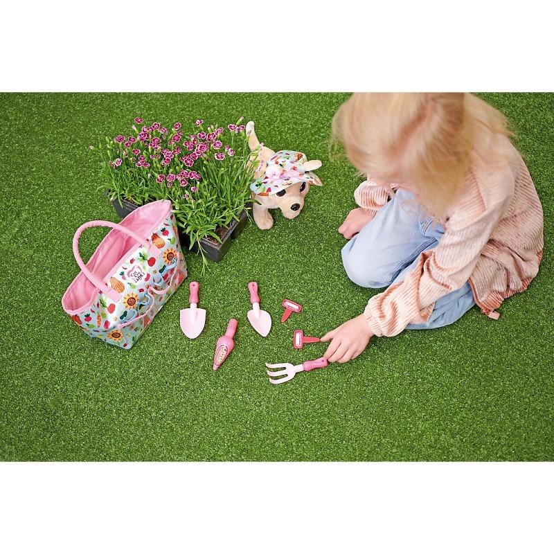 تشي تشي - جرو لوف فاربيغ مع أدوات البستان