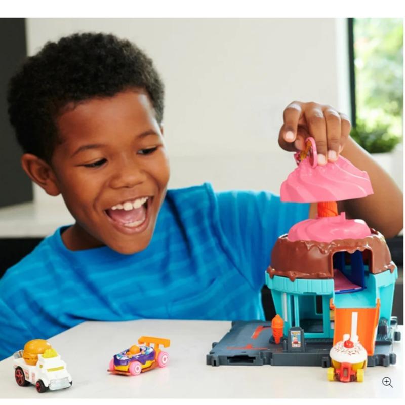 Hot Wheels City Track and Ice Cream Shop Playset Swirl