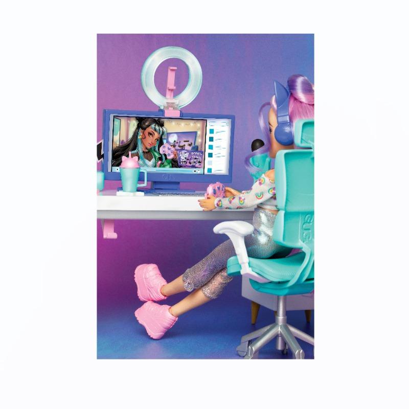 جلو أب جيرلز - مجموعة لعب أستوديو البث مع الدمية سادي