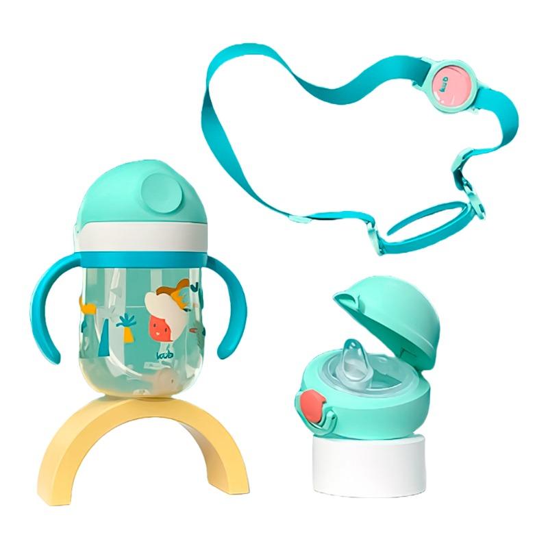 كوب شرب مع مصاصة لون أزرق