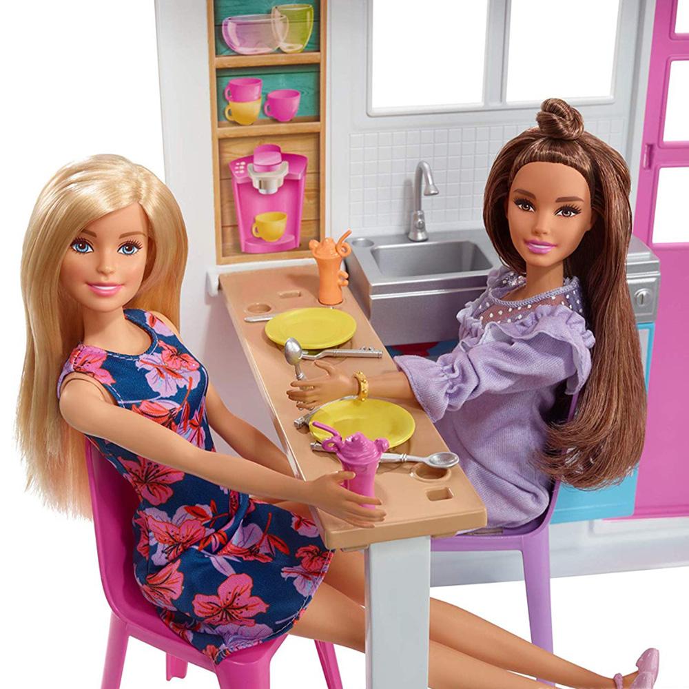 منزل باربي ومسبح السباحة