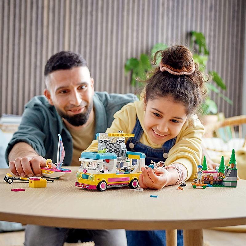 ليجو فريندز - مجموعة بناء مغامرة التخييم والمركب الشراعي