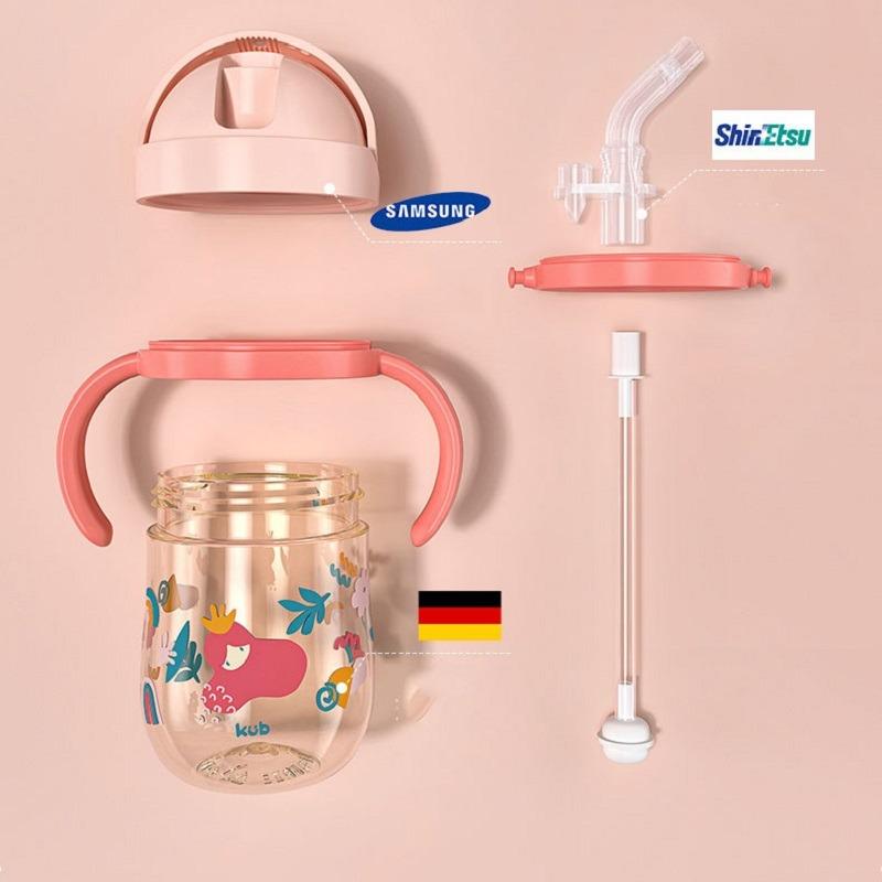 كوب شرب مع مصاصة لون وردي