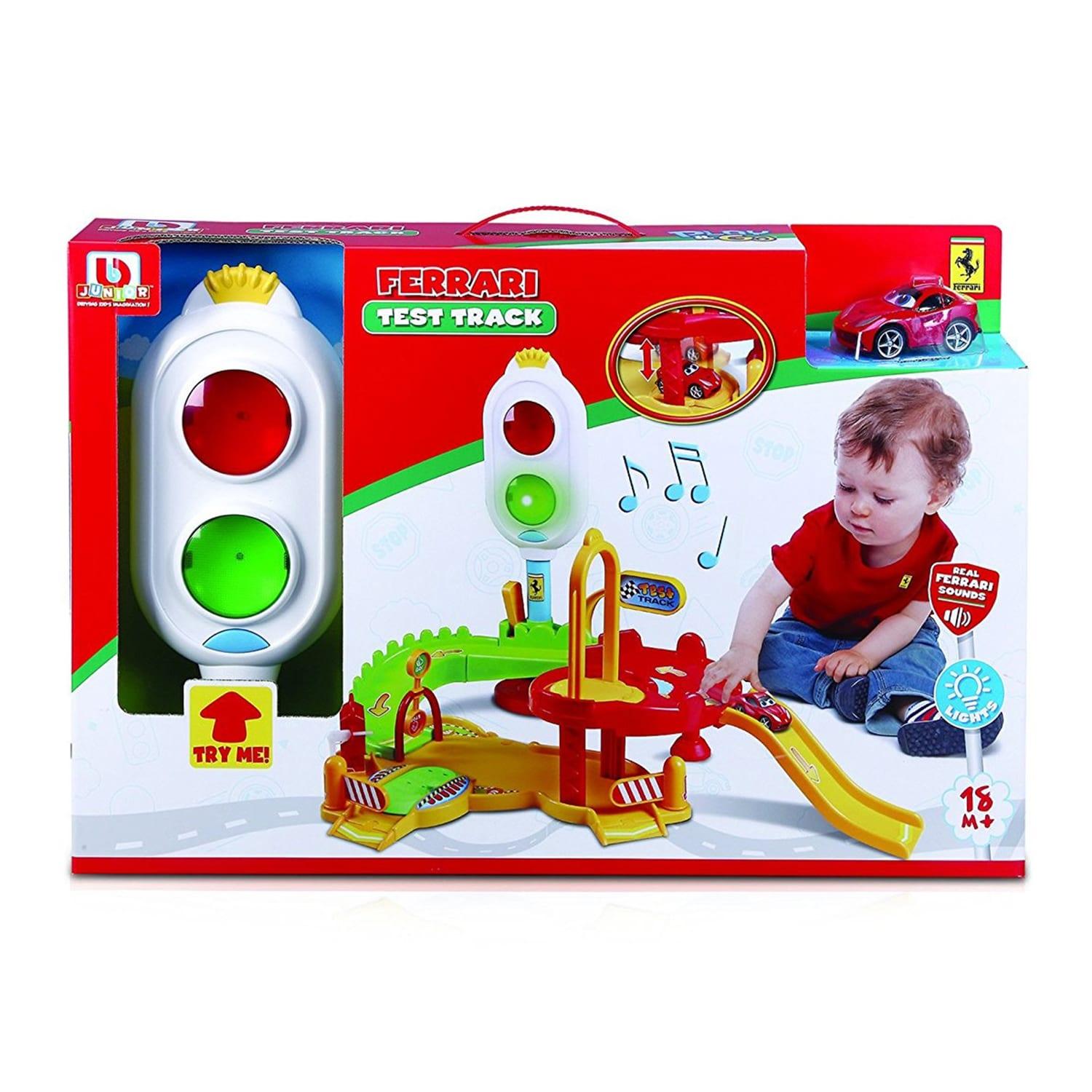 سيارة فيراري مع مسار الإختبار