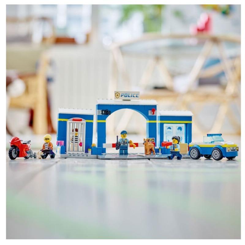 LEGO City Police Station Chase Building Toy Set - 172 Pcs