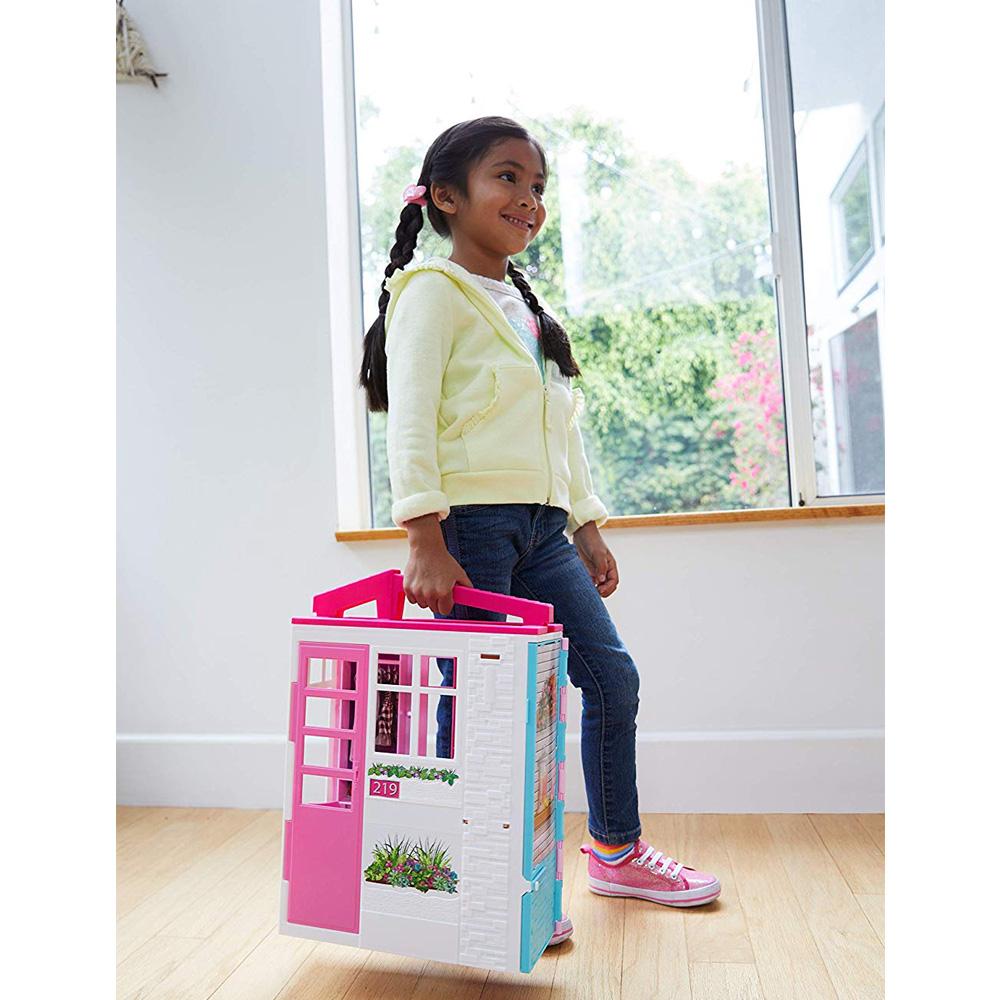 منزل باربي ومسبح السباحة