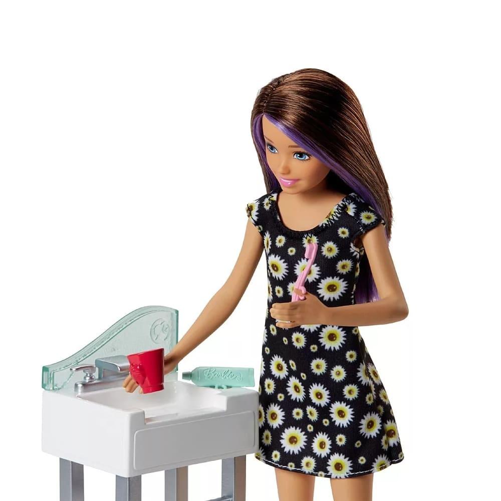 باربي - جليسة الأطفال مع طفلة صغيرة