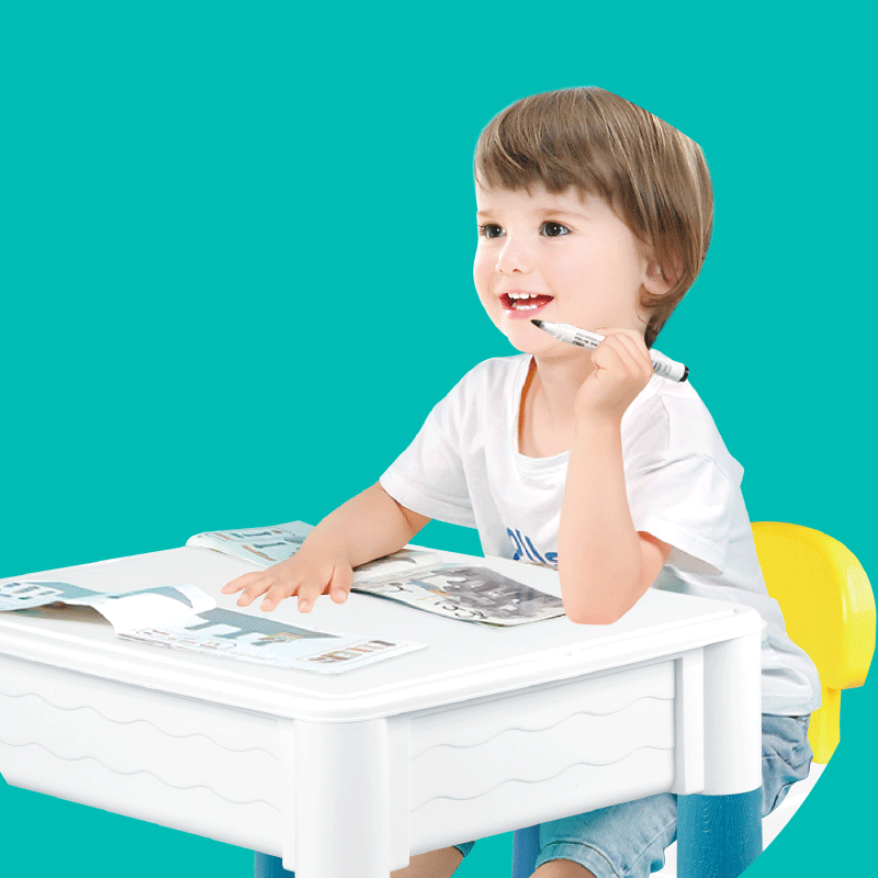 طاولة أنشطة الأطفال مع مكعبات البناء