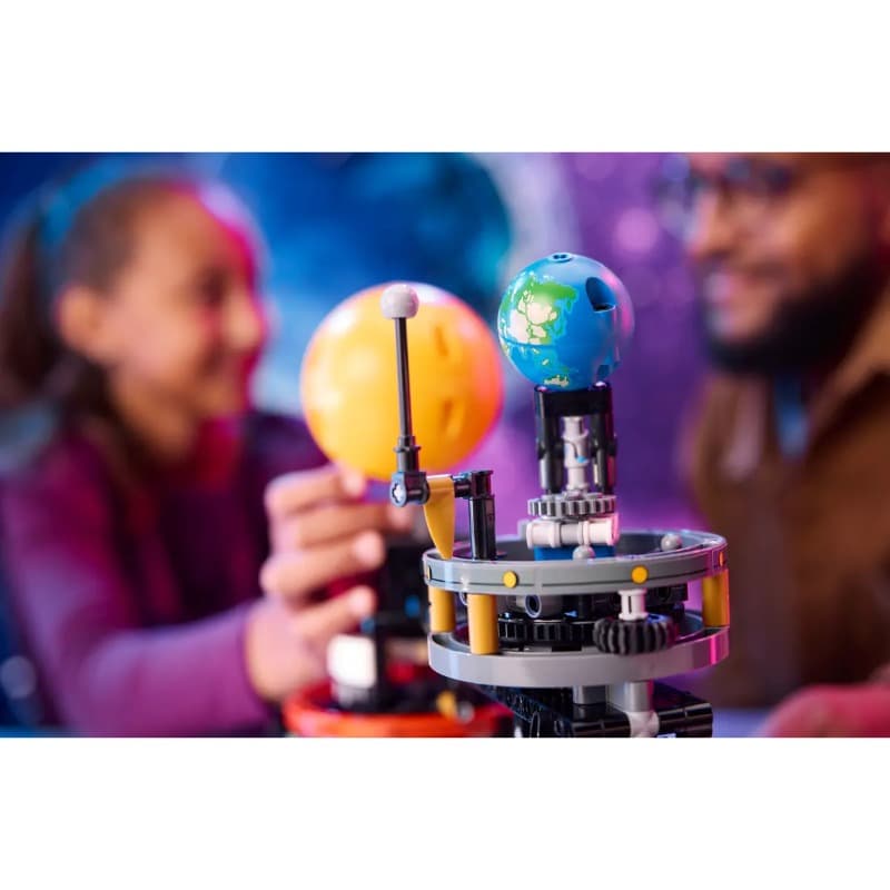 LEGO Planet Earth and Moon in Orbit 42179 thumbnail 4