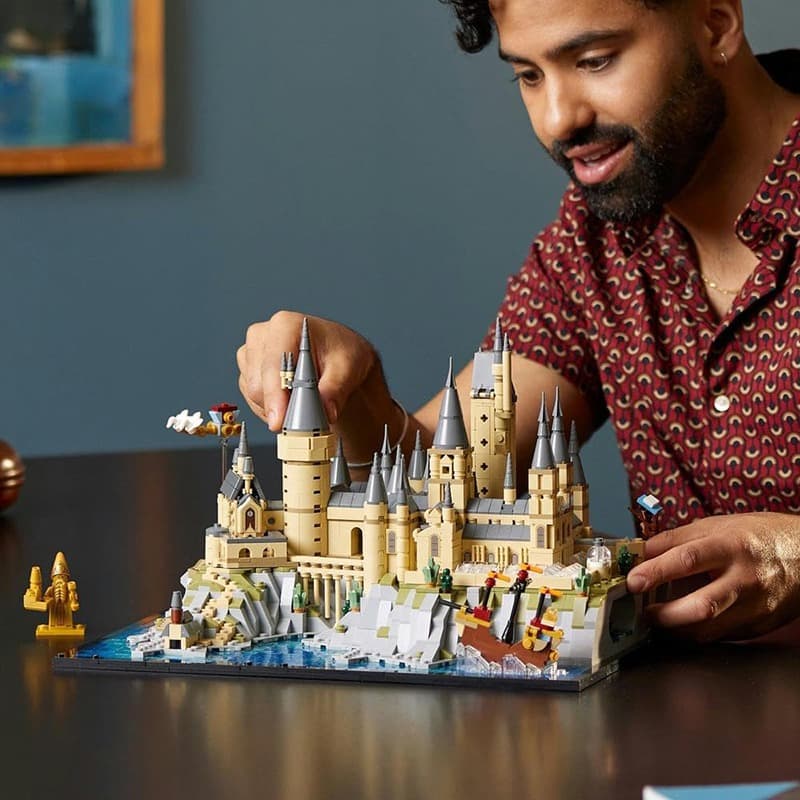 LEGO Harry Potter Hogwarts Castle and Grounds thumbnail 4