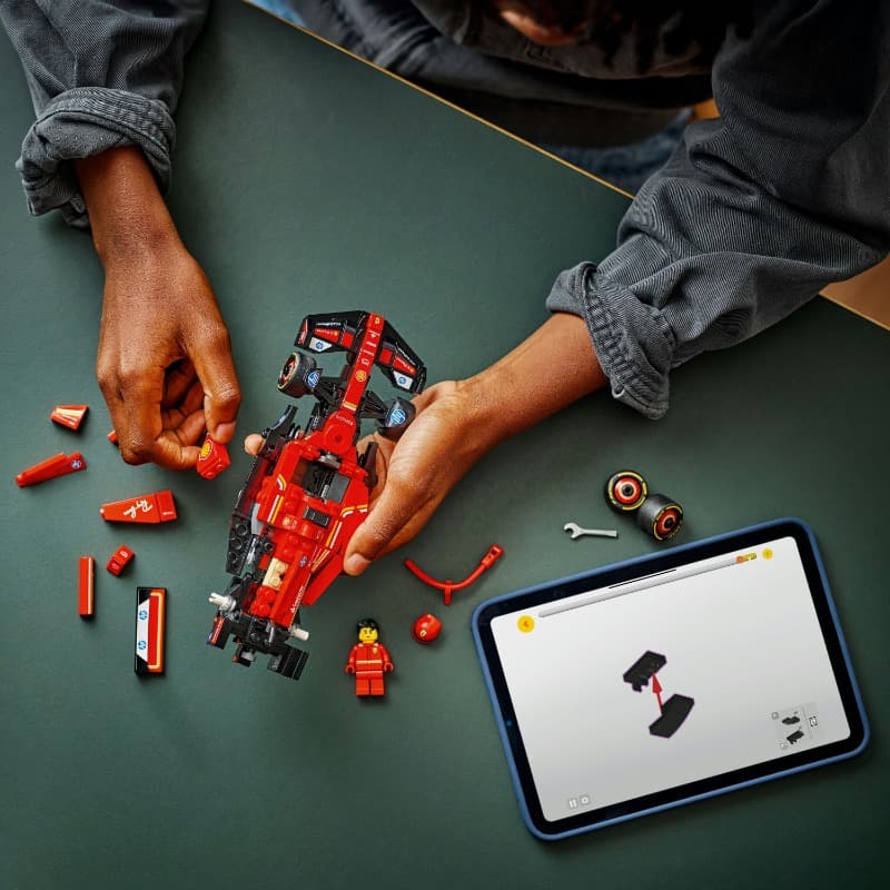 LEGO - Ferrari Sf-24 F1 Race Car 77242 thumbnail 3