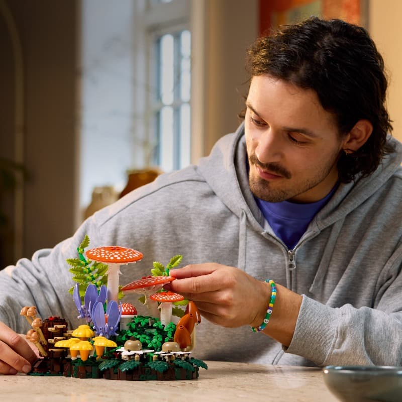 LEGO Botanicals Woodland Mushrooms Building Set thumbnail 3