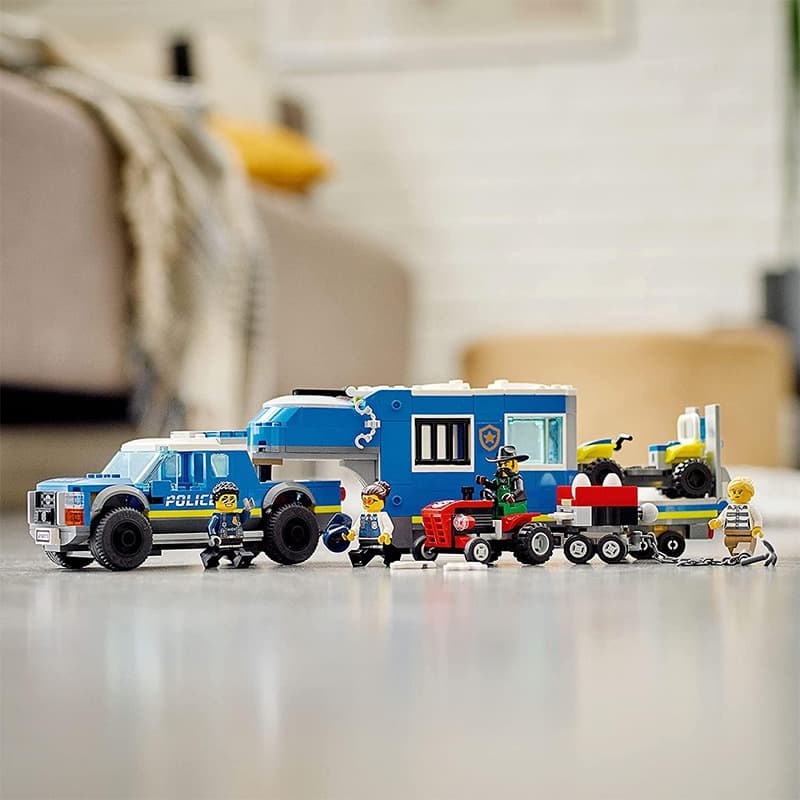 Lego City Police Mobile Command Truck thumbnail 3