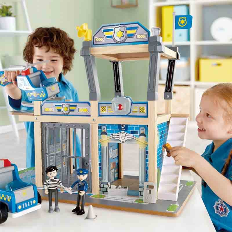 Hape - Metro Police Dept Playset thumbnail 4