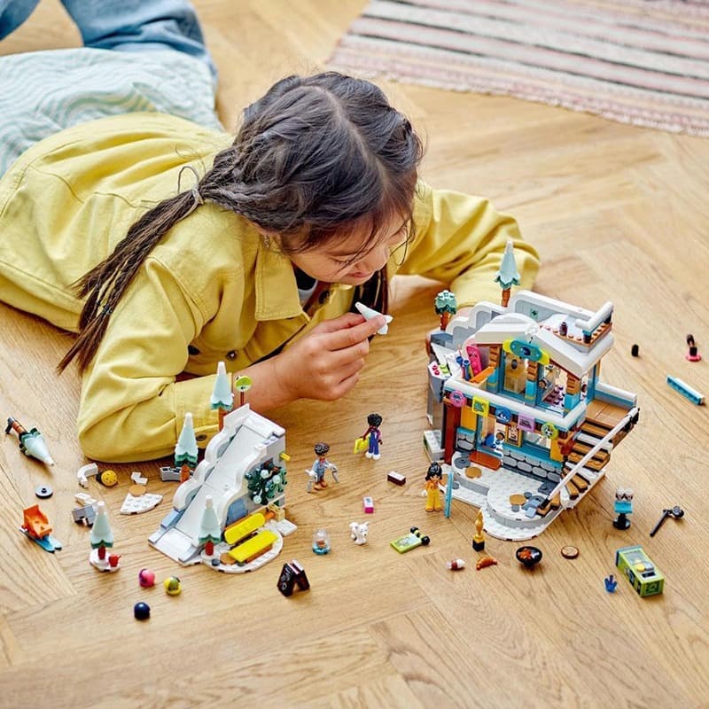 LEGO Friends Holiday Ski Slope and Cafe thumbnail 4