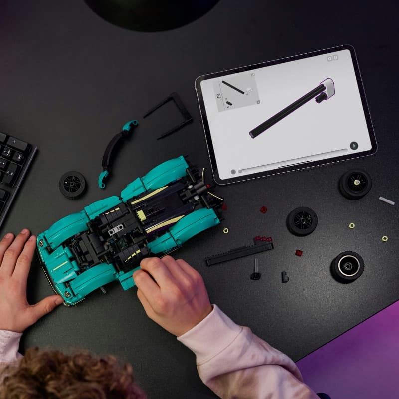 LEGO Technic Aston Martin Valkyrie thumbnail 4